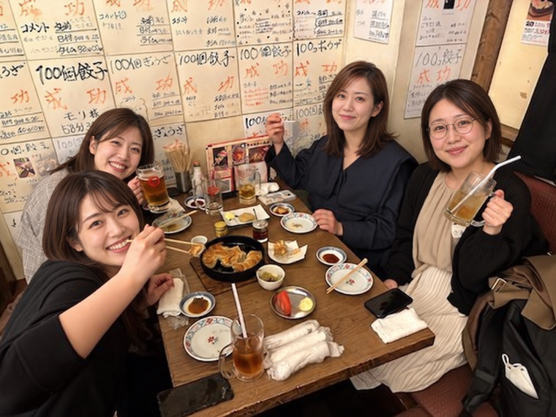 歓迎会でテーブルを囲むメンバーたち（AIで生成した架空の人物によるイメージ）